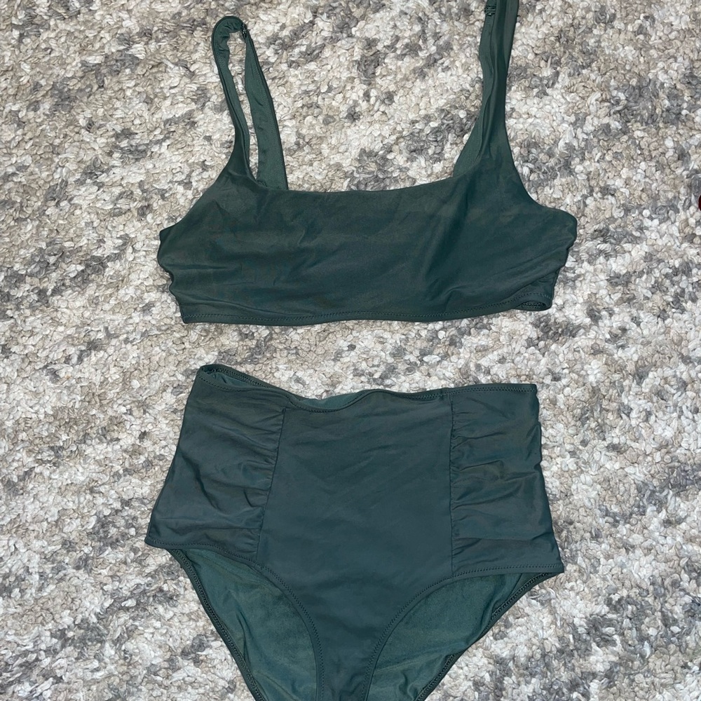 Aerie bikini! Medium high waisted bottoms and medium top! Worn a few times.